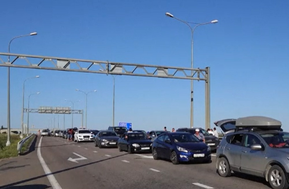 Exod din Crimeea. Rușii fug din Peninsulă, după ce Ucraina a atacat podul Kerci. "Biletele se vând repede"