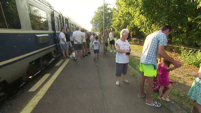 Calvar pentru 500 de oameni, blocați în Gara Chitila după ce s-a stricat locomotiva. ”Cred că sunt 50 de grade aici”