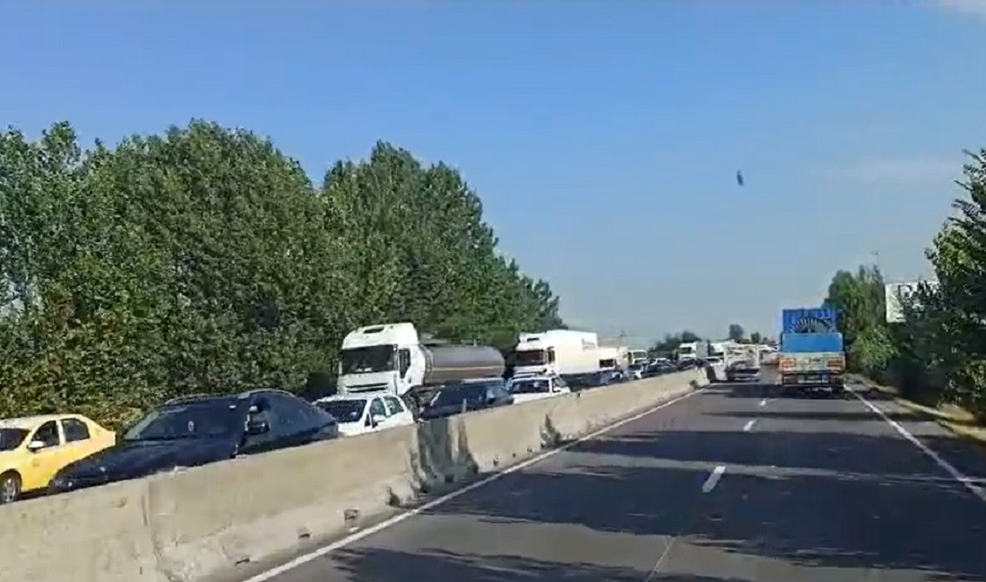 Accident grav pe DN 1. Un bărbat a murit strivit între două autobasculante, în timp ce făcea o pană