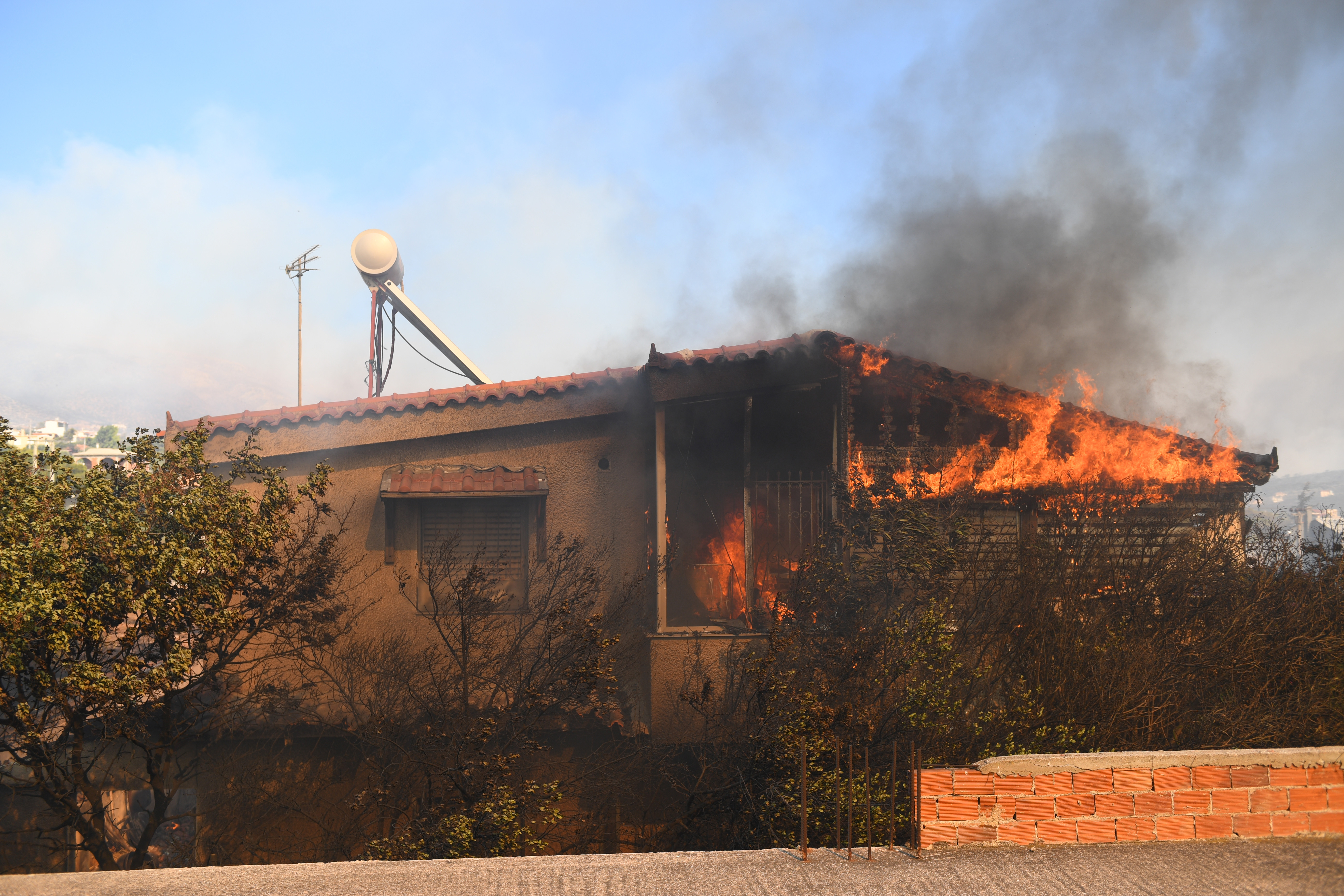 Cupola de foc se intensifică în Europa. Temperaturile vor ajunge și la 46 de grade la umbră. Grecia, mistuită de incendii