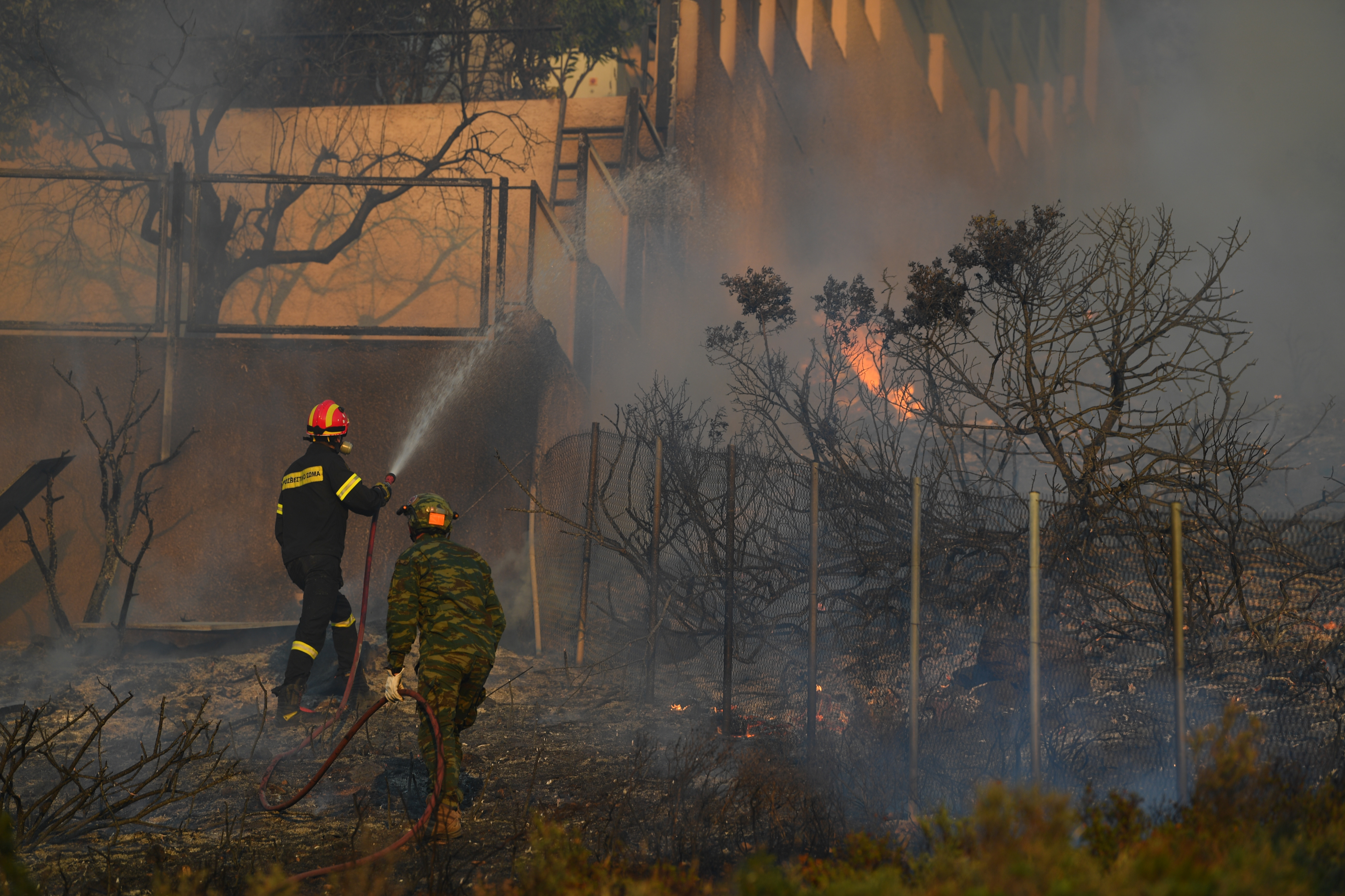 Numărul pompierilor români implicaţi în stingerea incendiilor de pădure din Grecia, suplimentat