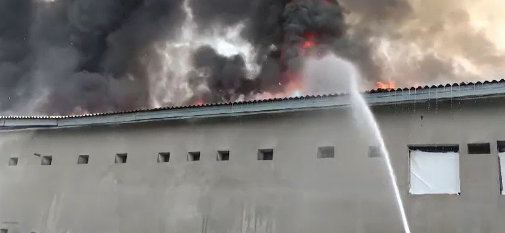 „Până la nori s-a văzut fum mare și negru”. Incendiu violent la o fermă de pui, în Maramureș. De la ce ar fi pornit vâlvătaia