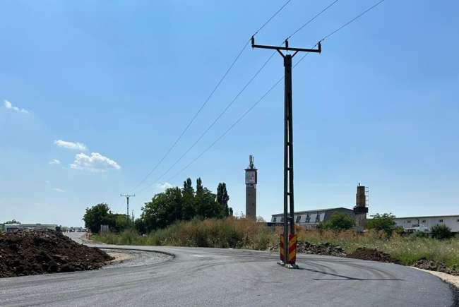 Stâlp în mijlocul drumului proaspăt asfaltat din Timiș. Consilier USR: „Alin Nica a uitat stâlpu-n drum”