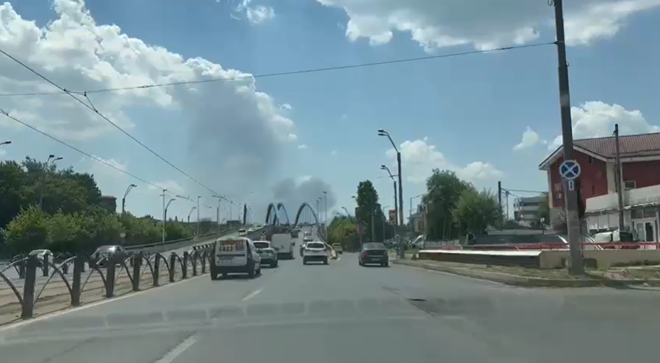 Incendiu masiv de vegetație în apropiere de București. Circulația rutieră a fost reluată| FOTO
