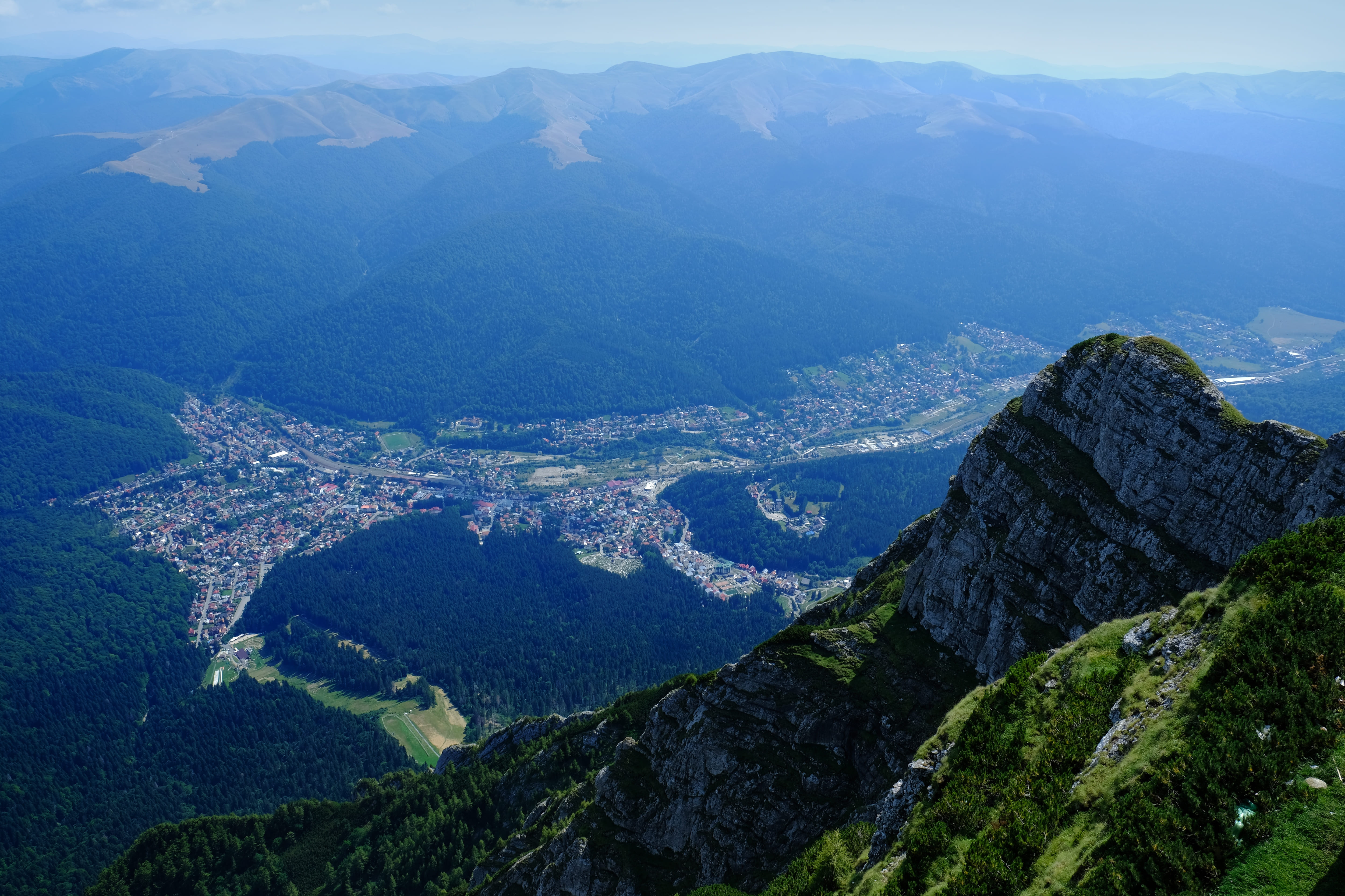 Ce poți face pe Valea Prahovei vara și iarna. Obiective turistice în Sinaia, Bușteni, Azuga și Predeal