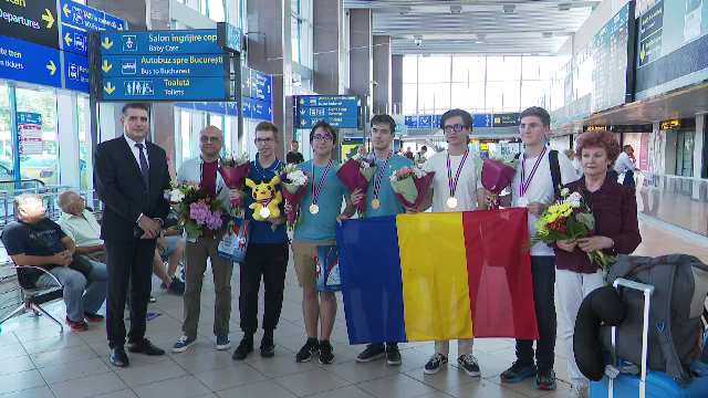 Adolescenții care au clasat România pe locul 3 în lume la Olimpiada Internațională de Fizică s-au întors acasă cu 5 medalii