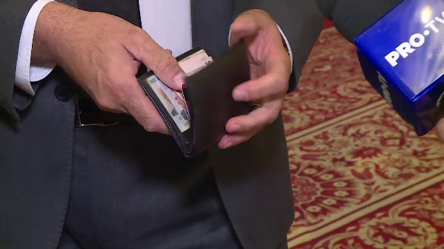 Parlamentarii noștri încă nu s-au obișnuit cu tehnologia. Ei preferă să-și ia salariul de la casierie în plic