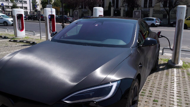 În loc să-și dezvolte afacerile, unii antreprenori își cumpără mașini electrice scumpe cu banii obținuți prin Start Up Nation