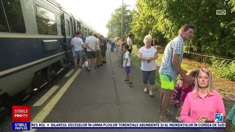 Calvar pentru 500 de oameni, blocați în Gara Chitila după ce s-a stricat locomotiva. ”Cred că sunt 50 de grade aici”