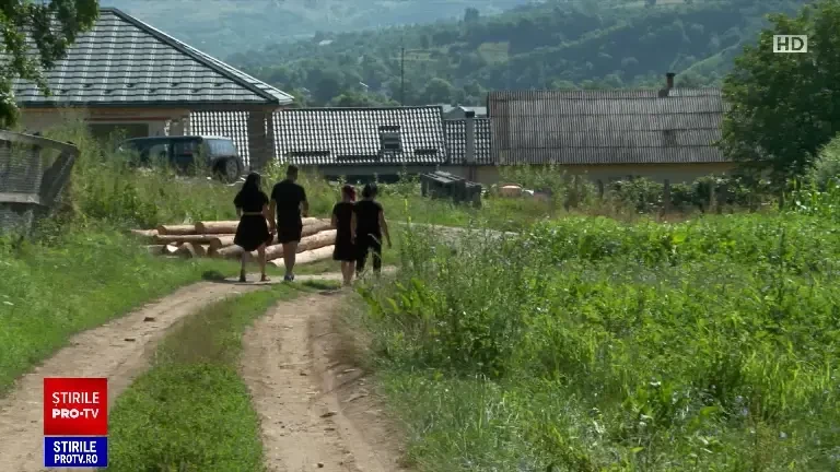 „I-a crăpat capul”. Filmul crimei din Bisitrița-Năsăud. De ce și-a omorât în bătaie bărbatul de 32 de ani fratele geamăn