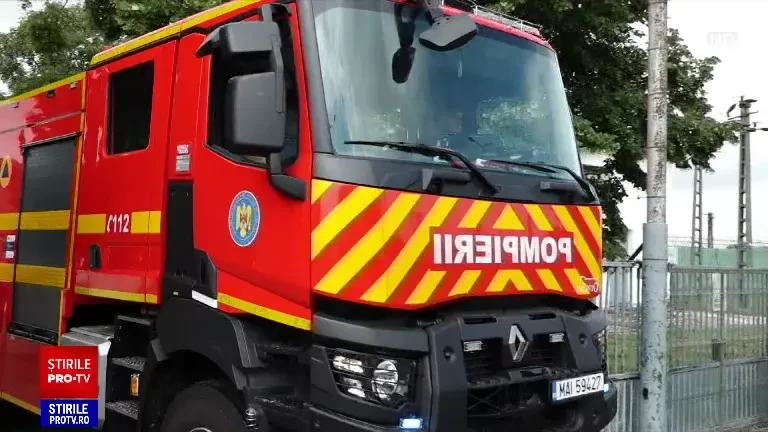 „Până la nori s-a văzut fum mare și negru”. Incendiu violent la o fermă de pui, în Maramureș. De la ce ar fi pornit vâlvătaia