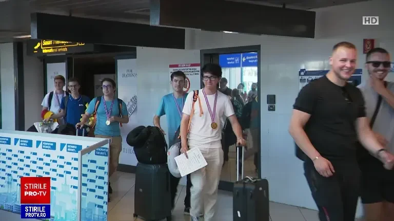 Adolescenții care au clasat România pe locul 3 în lume la Olimpiada Internațională de Fizică s-au întors acasă cu 5 medalii