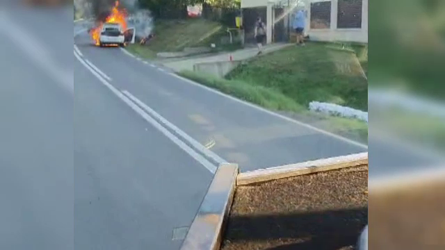 O mașină a luat foc în timp ce șoferul conducea pe o șosea din Mureș. De la ce ar fi pornit totul