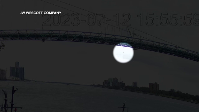 Moment șocant surprins de camerele de supraveghere. Un bărbat cade în gol de la 50 de metri, de pe un pod | VIDEO