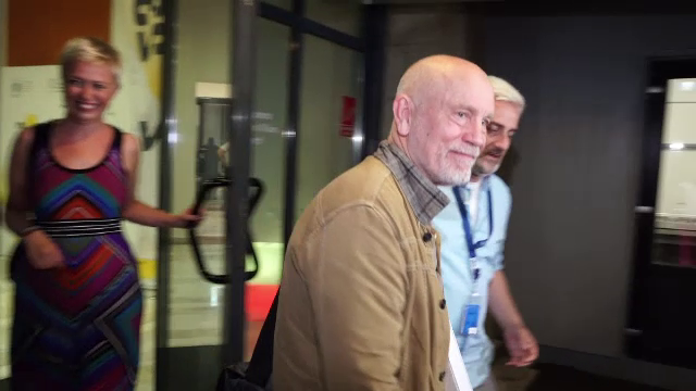 John Malkovich a ajuns la Timișoara. Avionul de linie l-a așteptat special pe el pentru a putea decola de la Munchen