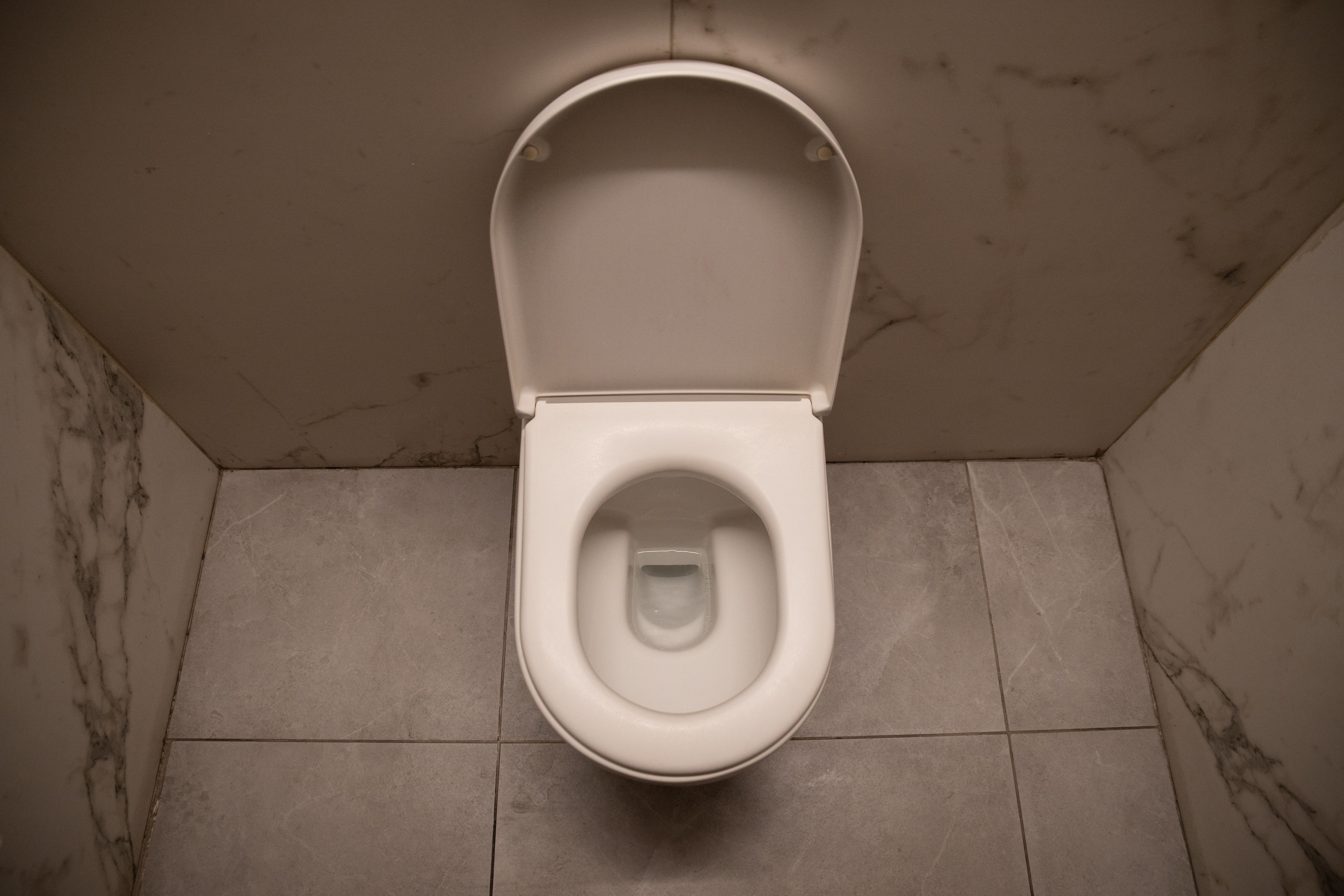 Un cuplu a băut, gătit și s-a spălat cu apă de toaletă timp de șase luni. Cum și-au dat seama de încurcătură