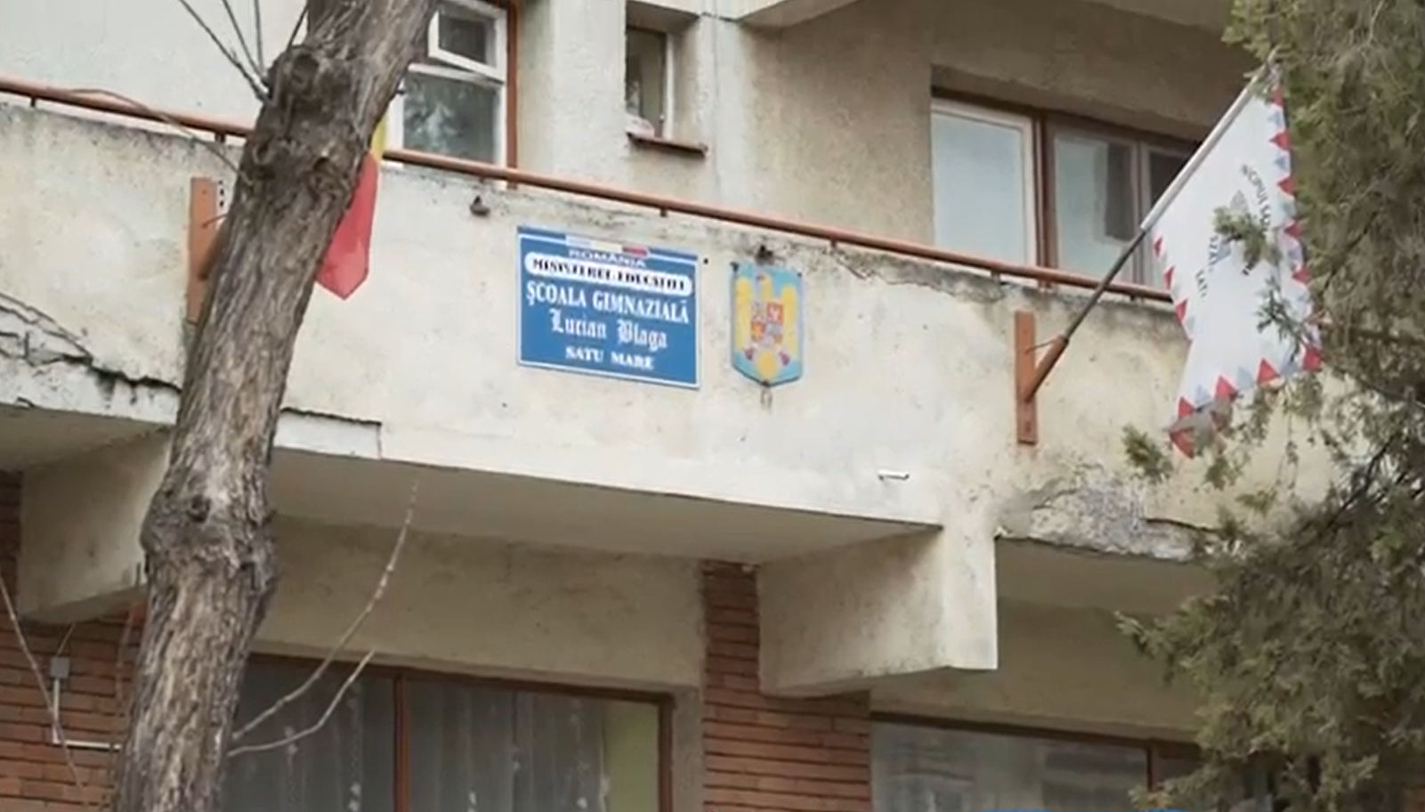Școală într-un bloc de apartamente, la Satu Mare. Copiii coboară de la etajul 4 la parter ca să meargă la toaletă VIDEO