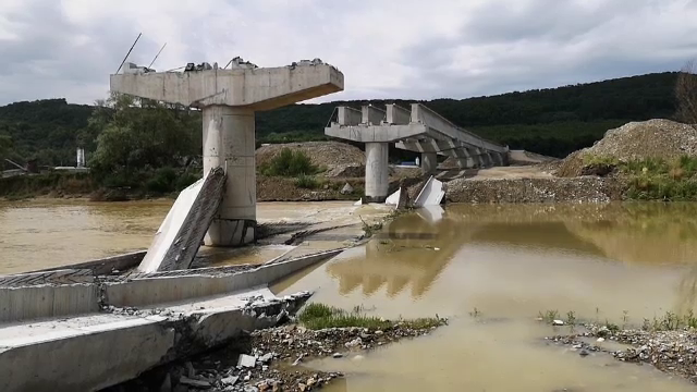 De ce s-ar fi prăbușit, de fapt, podul de la Beclean. Experții susțin că nu doar furtuna ar fi de vină