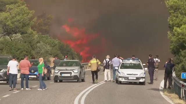 Imagini apocaliptice din destinații îndrăgite de români pentru vacanțe: 47 de grade Celsius la umbră și incendii de vegetație