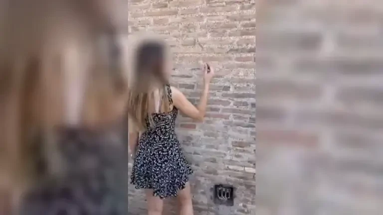 O turistă de 17 ani a fost filmată când scrijelea zidurile Colosseumului. Câți ani de închisoare riscă