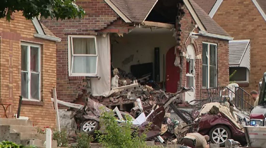 Momentul în care o mașină lovește o bordură, este proiectată în aer și izbește două case. Șoferul a murit