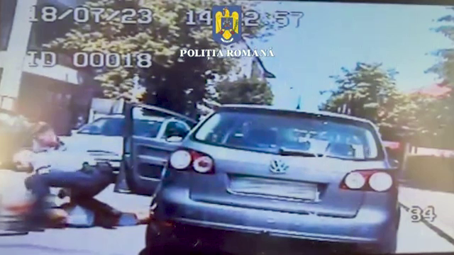 Urmărire ca în filme. Momentul în care un șofer beat fuge de poliție după ce lovește două mașini în trafic
