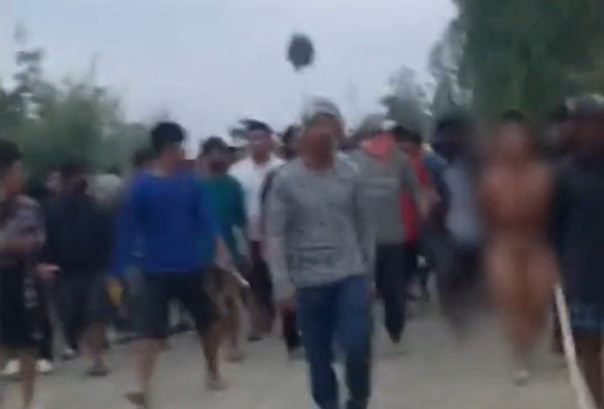 Femei scoase dezbrăcate pe stradă și batjocorite de un grup de bărbați. Cazul care a scandalizat India