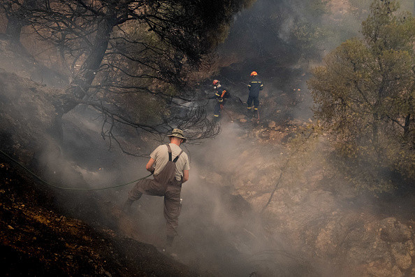Un nou val de caniculă cuprinde Grecia, deja pârjolită de incendii devastatoare. Imagini cu focarul de lângă Atena