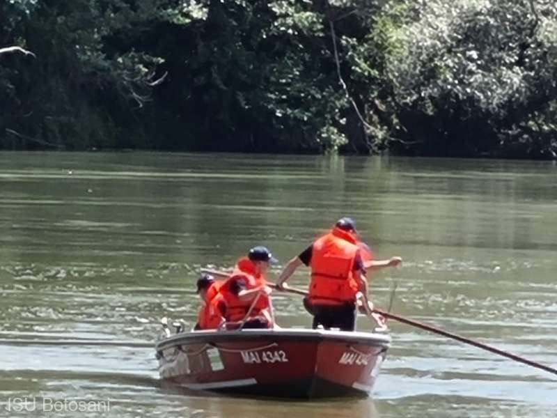 Un copil de nici 3 ani din Prahova a murit după ce s-ar fi înecat în pârâul din spatele casei. Ce spun polițiștii