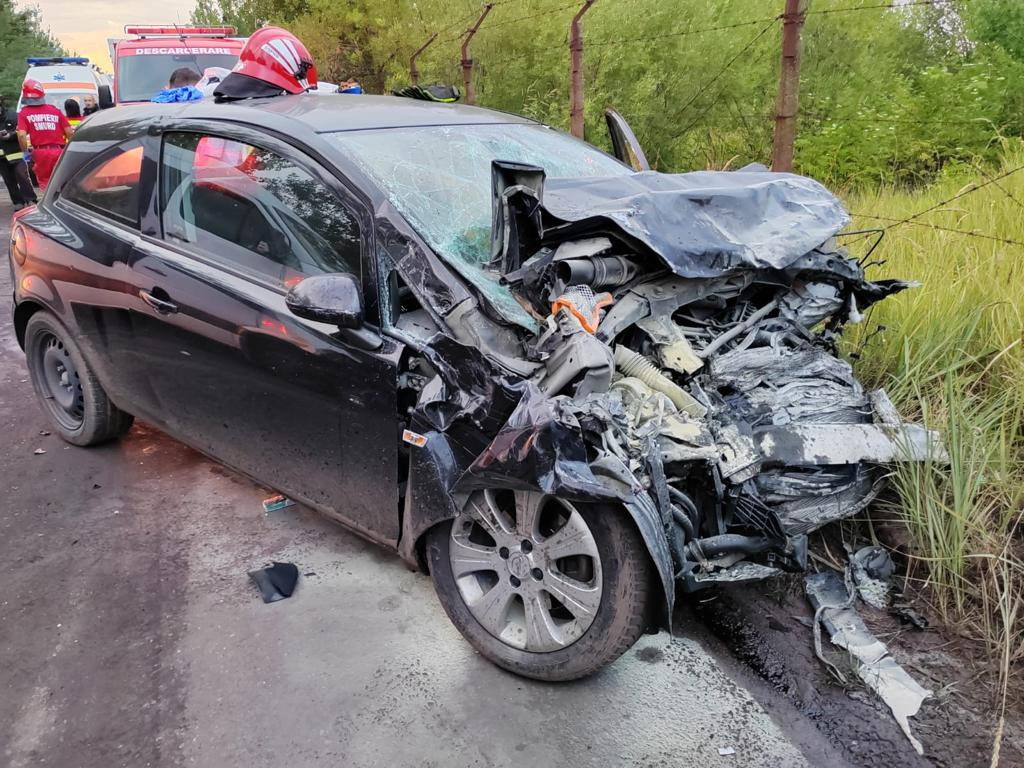 Accident între un microbuz și o mașină, în Prahova: un mort și 16 răniți. Planul roşu de intervenţie, activat | FOTO