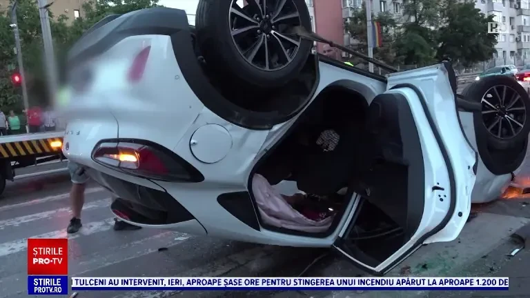 Impact între o ambulanță și o mașină, în Iași. Automobilul s-a răsturnat