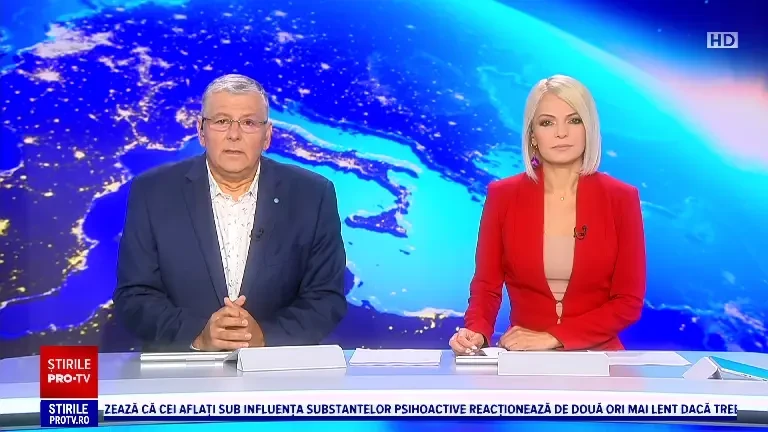 Un autocamion încărcat cu baloți a luat foc în mers. Șoferul s-a salvat în ultima clipă