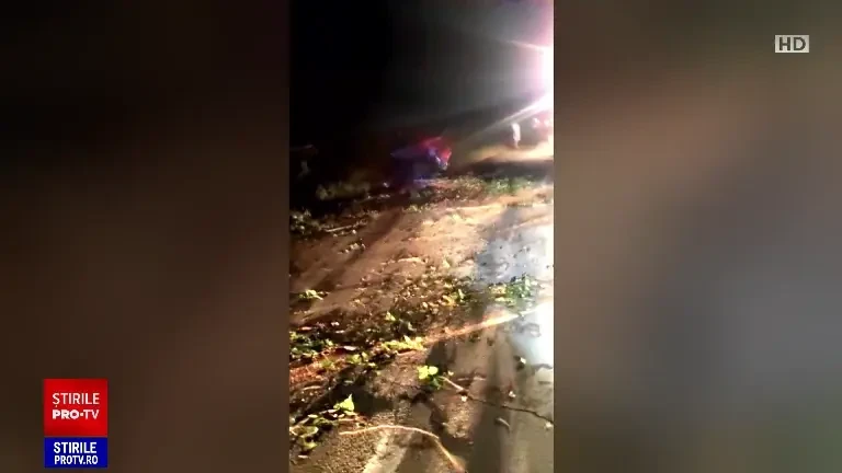 Furtunile au făcut ravagii în țară: „Spuneai că e ceaţă, aşa bătea”