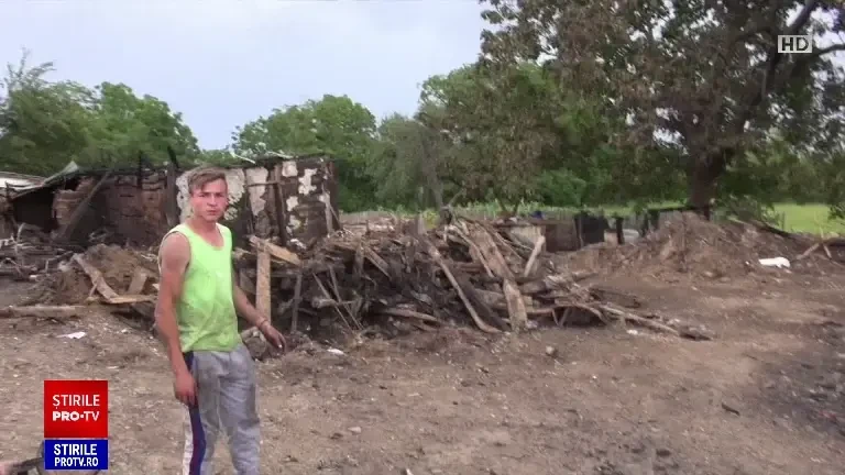 O familie de nouă persoane din Neamţ a rămas sub cerul liber după ce un incendiu puternic le-a distrus casa