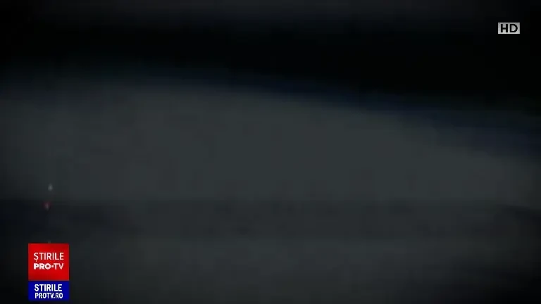 Furtunile au făcut ravagii în mai multe localități din țară. Un copac a căzut peste o mașină în mișcare, blocând pasagerii