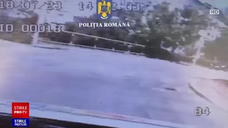 Momentul în care un șofer beat este urmărit de poliție în Bistrița. Manevrele periculoase făcute după ce a lovit două mașini