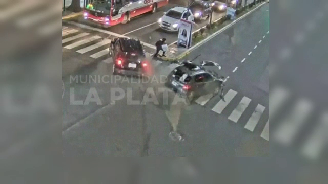 Momentul șocant în care o femeie scapă în mod miraculos, în urma unui accident. Ce s-a întâmplat la nici doi metri de ea