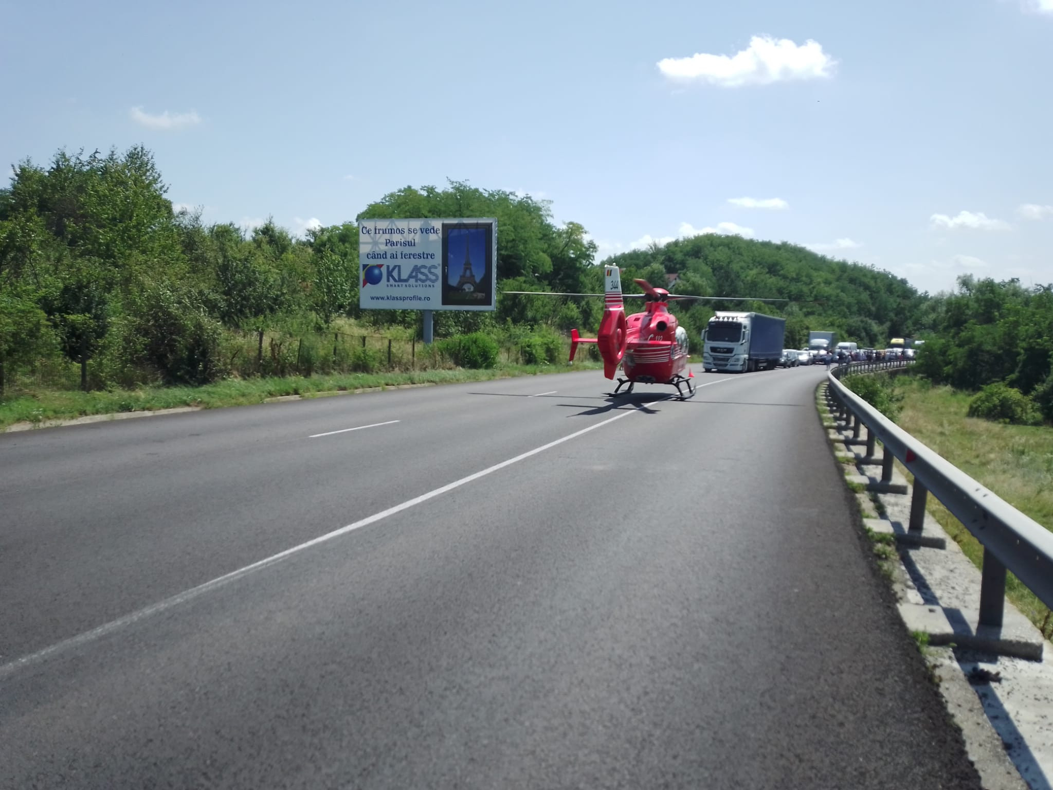 Accident grav în Vâlcea, pe DN 7, cu o mașină în care se aflau 5 persoane. Elicopterul SMURD a preluat o femeie gravidă