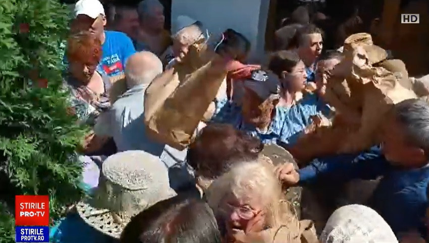 Bătrânii s-au călcat în picioare pentru o pungă cu mâncare, la o biserică din Pitești, la slujba de Sfântul Ilie