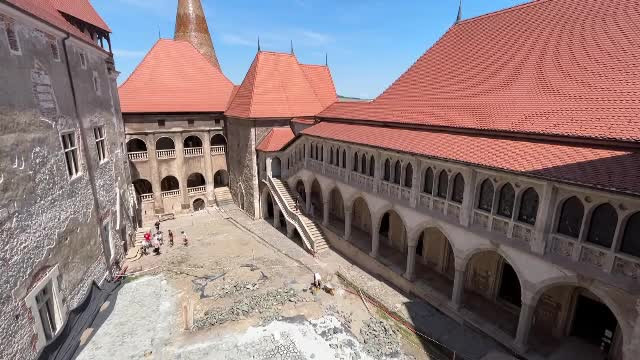 Castelul Corvinilor le permite românilor să viziteze gratuit două turnuri recent restaurate