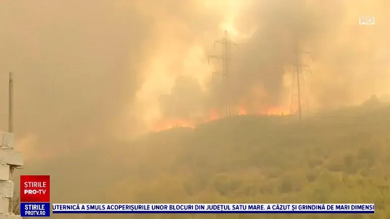 Grecia e mistuită de incendii, pe o caniculă înfiorătoare. Turiștii văd cum elicopterele pompierilor iau apă din mare