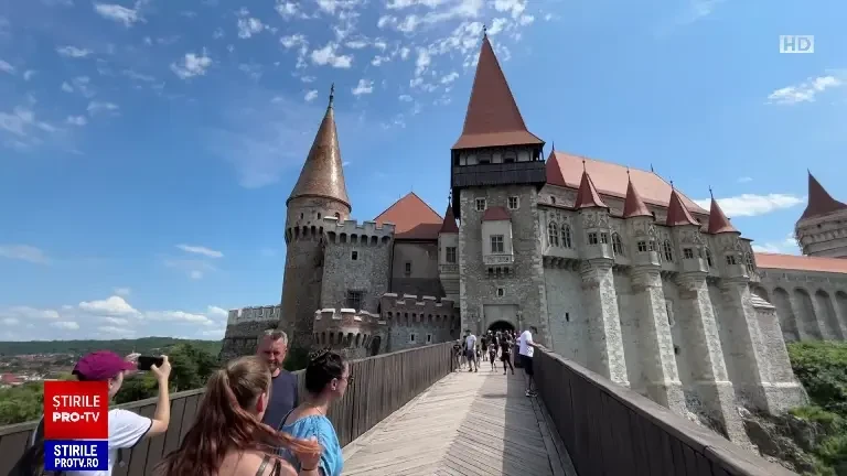 Castelul Corvinilor le permite românilor să viziteze gratuit două turnuri recent restaurate