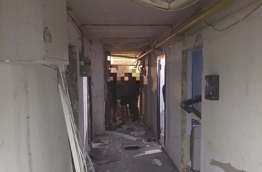 O explozie puternică s-a produs într-un bloc de garsoniere din Zărneşti. 4 oameni au fost răniți și au fost duși la spital