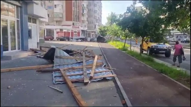 Acoperișuri luate de vânt în județele sub cod roșu. Rafalele au ajuns și la 100 de km/h