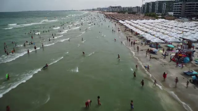 Oamenii au fugit de căldura din orașe și s-au dus pe litoral. „Cu mâncare de acasă, cu șpriț de acasă”