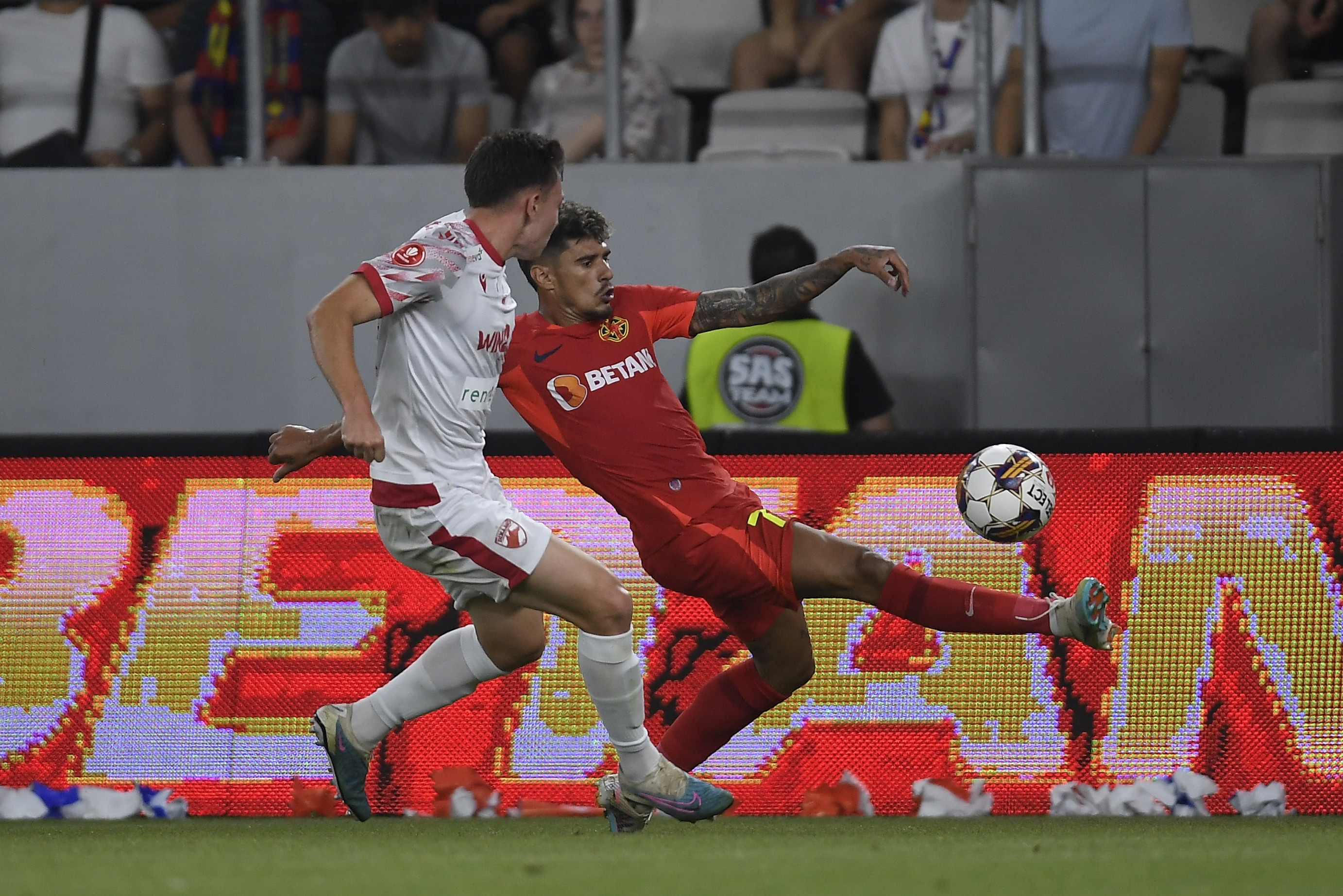 FCSB - Dinamo 2-1. Roș-albaștrii se impun în derby prin golurile lui Olaru și Coman