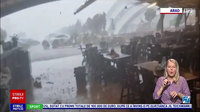 Rupere de nori și potop în vestul României. A plouat cât într-o lună și vântul a măturat tot ce a găsit în cale