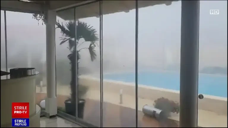 Acoperișuri luate de vânt în județele sub cod roșu. Rafalele au ajuns și la 100 de km/h