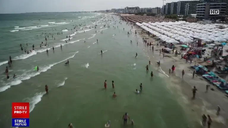 Oamenii au fugit de căldura din orașe și s-au dus pe litoral. „Cu mâncare de acasă, cu șpriț de acasă”