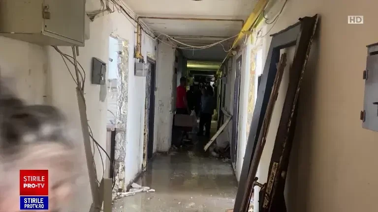 „A intrat ușa peste ea, i-a rupt picioarele”. Ce spun locatarii blocului din Zărnești în care s-a produs o explozie